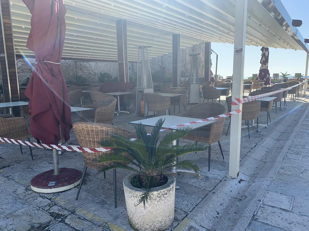 <p>Protest ugostitelja podržali su čelnici Opštine i Skupštine opštine Marko Carević i Krsto Radović, dok je predsjednik NKT Milutin Simović kazao da razumije stavove ugostitelja</p>