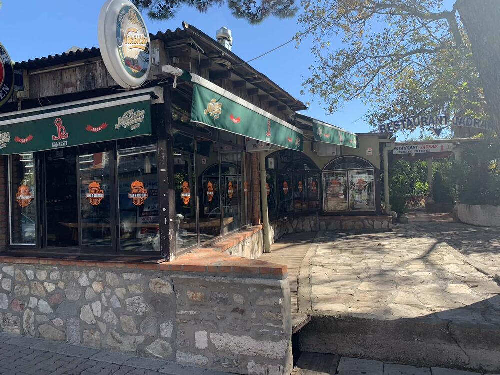 <p>Protest ugostitelja podržali su čelnici Opštine i Skupštine opštine Marko Carević i Krsto Radović, dok je predsjednik NKT Milutin Simović kazao da razumije stavove ugostitelja</p>