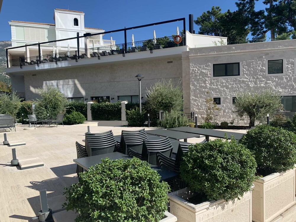 <p>Protest ugostitelja podržali su čelnici Opštine i Skupštine opštine Marko Carević i Krsto Radović, dok je predsjednik NKT Milutin Simović kazao da razumije stavove ugostitelja</p>