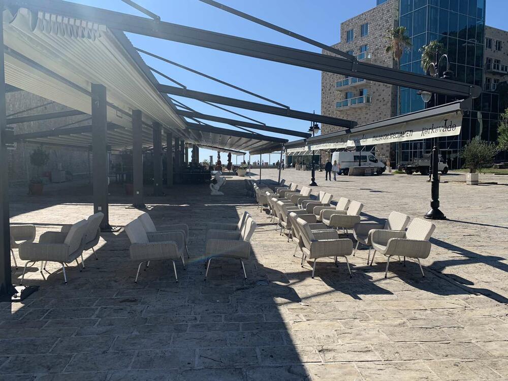 <p>Protest ugostitelja podržali su čelnici Opštine i Skupštine opštine Marko Carević i Krsto Radović, dok je predsjednik NKT Milutin Simović kazao da razumije stavove ugostitelja</p>