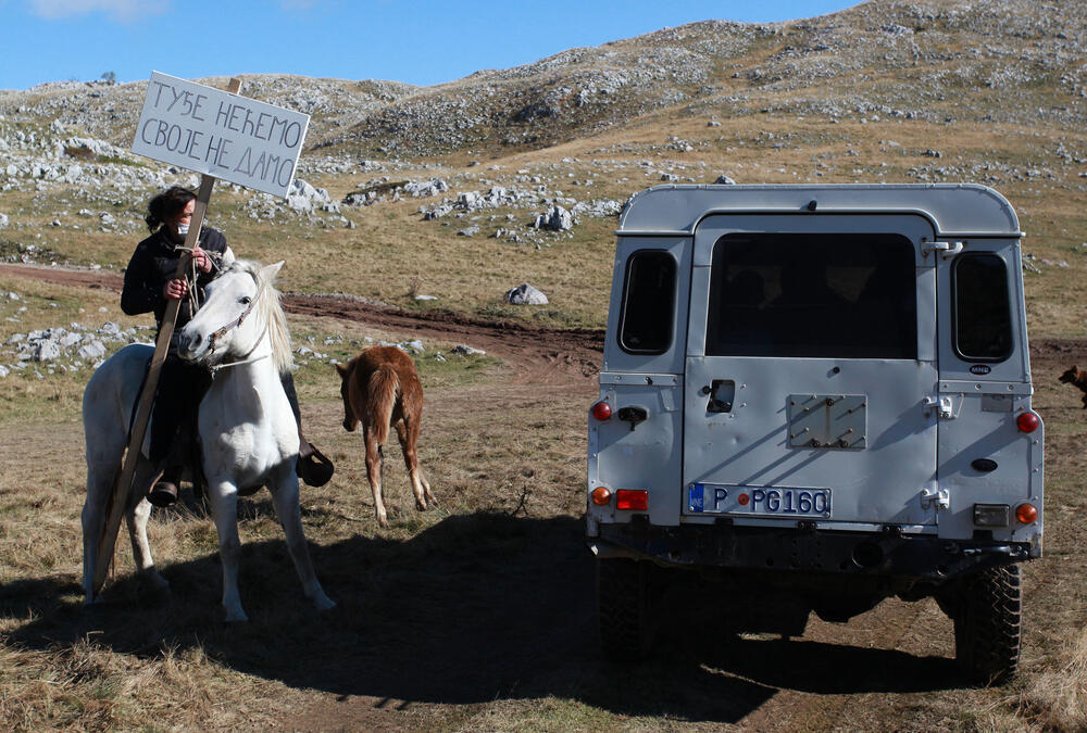 <p>Branitelji Sinjajevine četvrti dan zaredom čekaju crnogorsku vojsku da dođe na tu planinu.</p>  <p>Ministarstvo odbrane za danas je najavilo početak vojne vježbe na Sinjajevini.</p>  <p>U galeriji fotoreportera "Vijesti" Luke Zekovića pogledajte kako je danas bilo na Sinjajevini.</p>