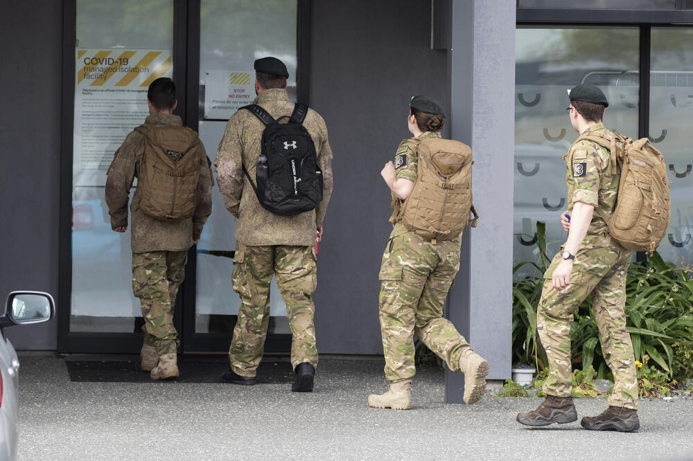 Vojni zvaničnici stižu u hotel u Krajstčerču u kome se u karantinu nalaze zaraženi ribari, Foto: AP