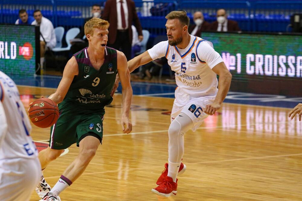 Marko Jeremić (bijeli dres) na meču sa Unikahom, Foto: Eurocupbasketball.com