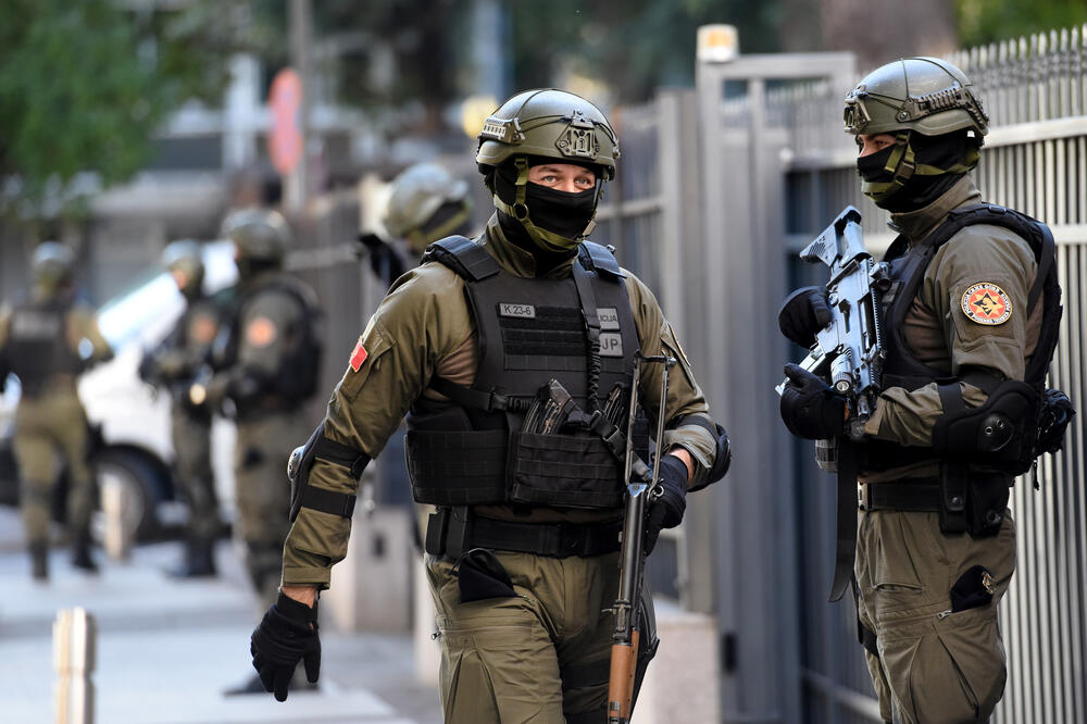 Policija oko zgrade Višeg suda (arhiva/ilustracija), Foto: Savo Prelević