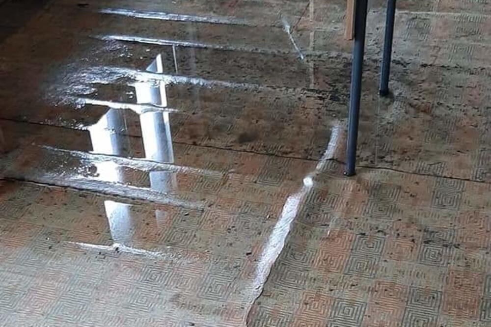 Voda u učionici, Foto: Privatna arhiva