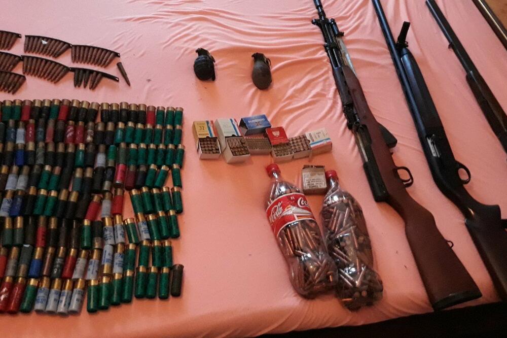 Pronađeno oružje, municija i ručne bombe, Foto: Uprava policije