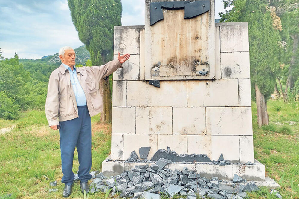 Simović kod oskrnavljenog spomenika u Piperima, Foto: DAN