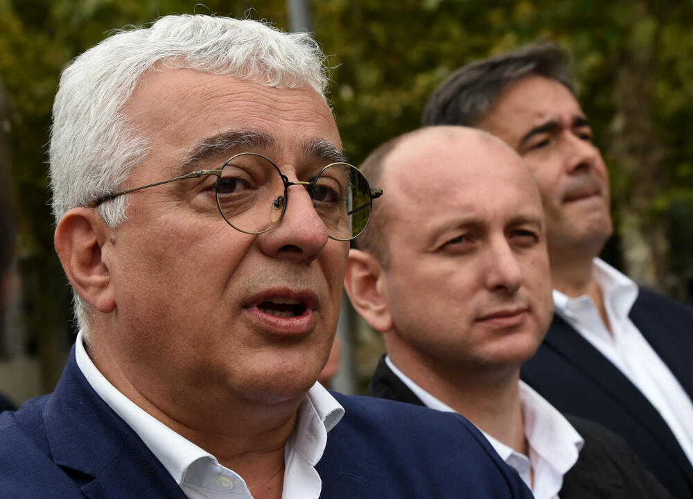 <p>"Oni ljudi koji su ovdje bili 24. oktobra i gutali suzavac i oni koji su 26. decembra prošle godine bili ovdje i nakon toga na veličanstvenim litijama, očekuju od nas da preuzmemo odgovornost i uradimo ono što smo im obećavali sa ovog mjesta. Bila bi to velika prevara i izdaja tih ljudi ako ne bismo mi bili spremni danas da preuzmemo tu odgovornost"</p>