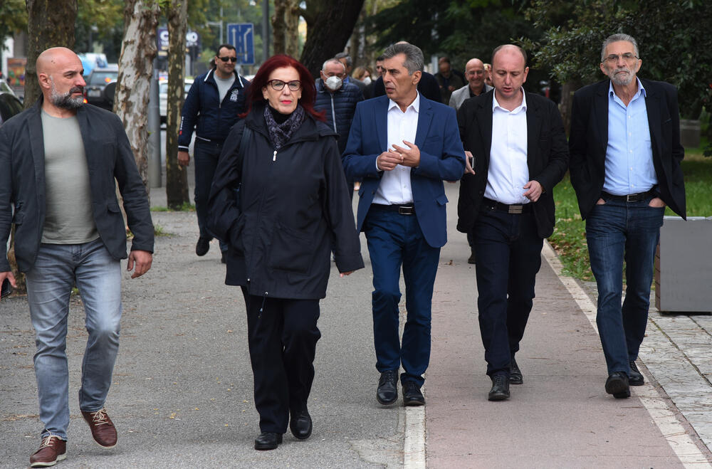 <p>"Oni ljudi koji su ovdje bili 24. oktobra i gutali suzavac i oni koji su 26. decembra prošle godine bili ovdje i nakon toga na veličanstvenim litijama, očekuju od nas da preuzmemo odgovornost i uradimo ono što smo im obećavali sa ovog mjesta. Bila bi to velika prevara i izdaja tih ljudi ako ne bismo mi bili spremni danas da preuzmemo tu odgovornost"</p>