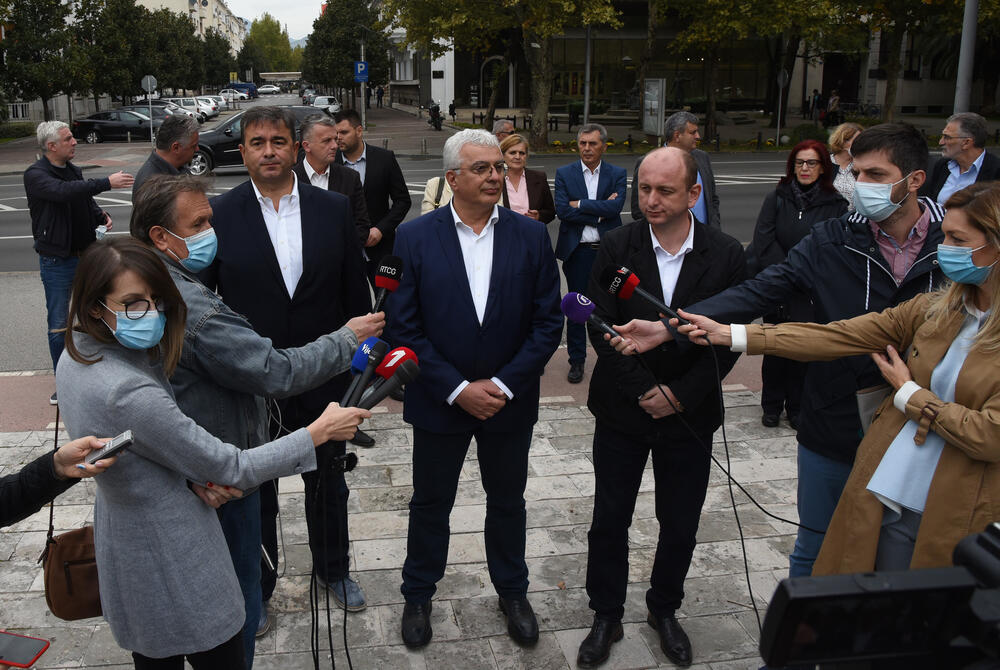 <p>"Oni ljudi koji su ovdje bili 24. oktobra i gutali suzavac i oni koji su 26. decembra prošle godine bili ovdje i nakon toga na veličanstvenim litijama, očekuju od nas da preuzmemo odgovornost i uradimo ono što smo im obećavali sa ovog mjesta. Bila bi to velika prevara i izdaja tih ljudi ako ne bismo mi bili spremni danas da preuzmemo tu odgovornost"</p>