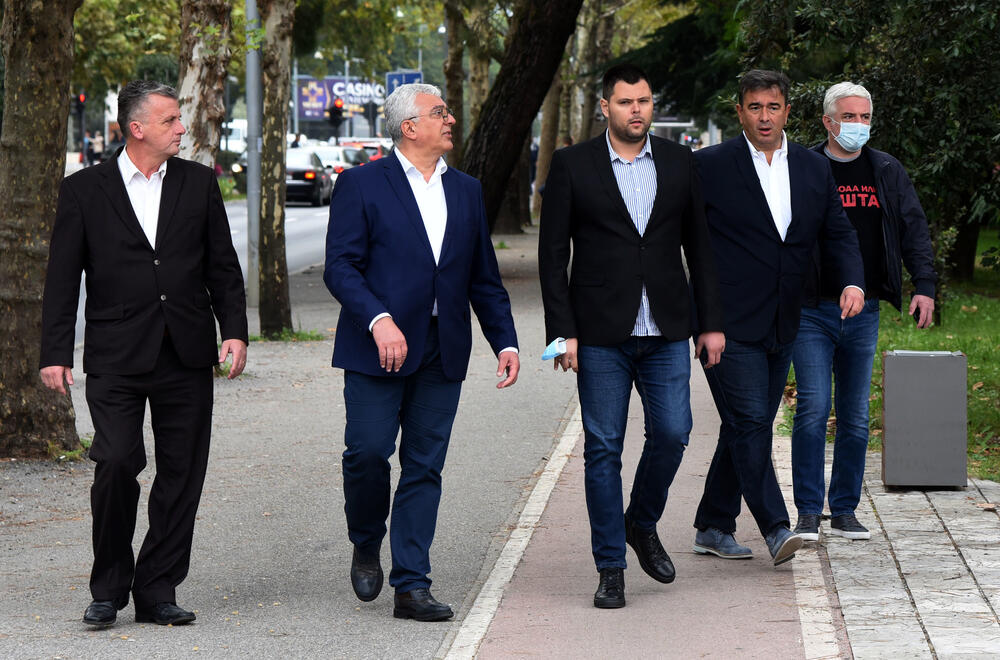 <p>"Oni ljudi koji su ovdje bili 24. oktobra i gutali suzavac i oni koji su 26. decembra prošle godine bili ovdje i nakon toga na veličanstvenim litijama, očekuju od nas da preuzmemo odgovornost i uradimo ono što smo im obećavali sa ovog mjesta. Bila bi to velika prevara i izdaja tih ljudi ako ne bismo mi bili spremni danas da preuzmemo tu odgovornost"</p>