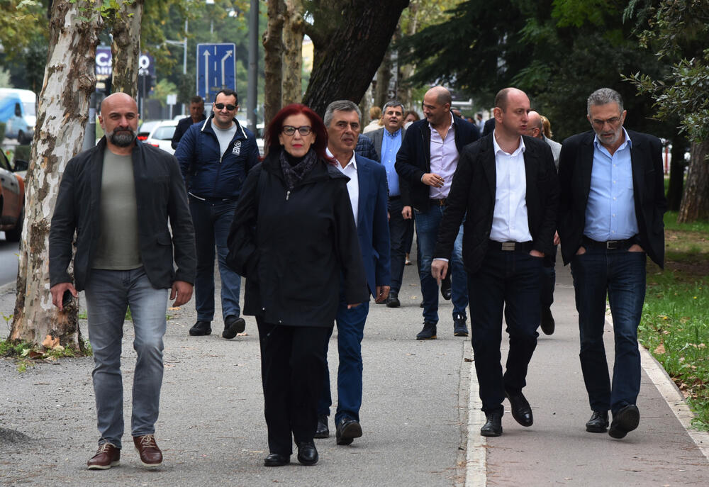 <p>"Oni ljudi koji su ovdje bili 24. oktobra i gutali suzavac i oni koji su 26. decembra prošle godine bili ovdje i nakon toga na veličanstvenim litijama, očekuju od nas da preuzmemo odgovornost i uradimo ono što smo im obećavali sa ovog mjesta. Bila bi to velika prevara i izdaja tih ljudi ako ne bismo mi bili spremni danas da preuzmemo tu odgovornost"</p>