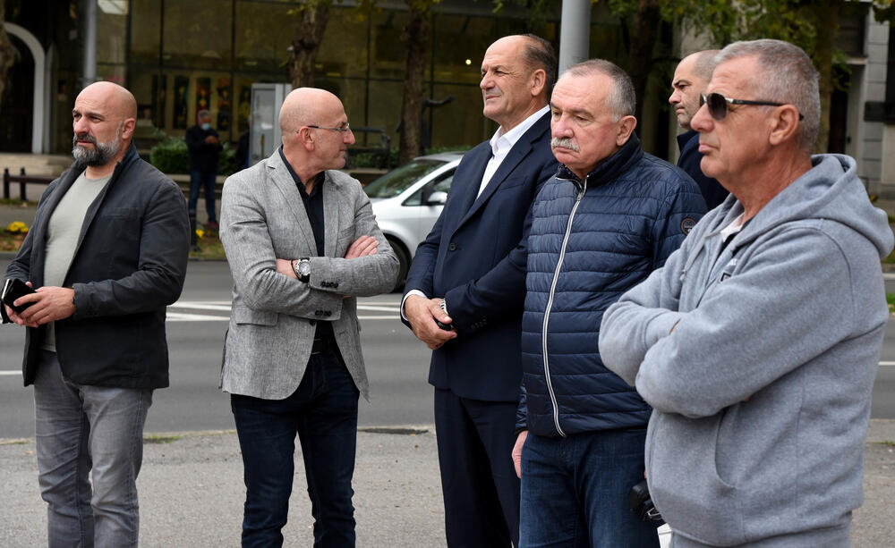 <p>"Oni ljudi koji su ovdje bili 24. oktobra i gutali suzavac i oni koji su 26. decembra prošle godine bili ovdje i nakon toga na veličanstvenim litijama, očekuju od nas da preuzmemo odgovornost i uradimo ono što smo im obećavali sa ovog mjesta. Bila bi to velika prevara i izdaja tih ljudi ako ne bismo mi bili spremni danas da preuzmemo tu odgovornost"</p>