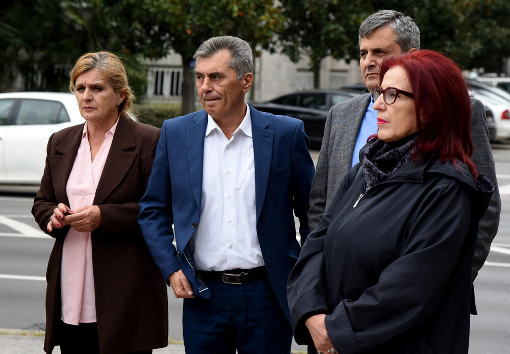 <p>"Oni ljudi koji su ovdje bili 24. oktobra i gutali suzavac i oni koji su 26. decembra prošle godine bili ovdje i nakon toga na veličanstvenim litijama, očekuju od nas da preuzmemo odgovornost i uradimo ono što smo im obećavali sa ovog mjesta. Bila bi to velika prevara i izdaja tih ljudi ako ne bismo mi bili spremni danas da preuzmemo tu odgovornost"</p>