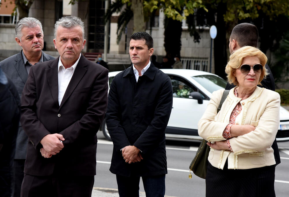 <p>"Oni ljudi koji su ovdje bili 24. oktobra i gutali suzavac i oni koji su 26. decembra prošle godine bili ovdje i nakon toga na veličanstvenim litijama, očekuju od nas da preuzmemo odgovornost i uradimo ono što smo im obećavali sa ovog mjesta. Bila bi to velika prevara i izdaja tih ljudi ako ne bismo mi bili spremni danas da preuzmemo tu odgovornost"</p>