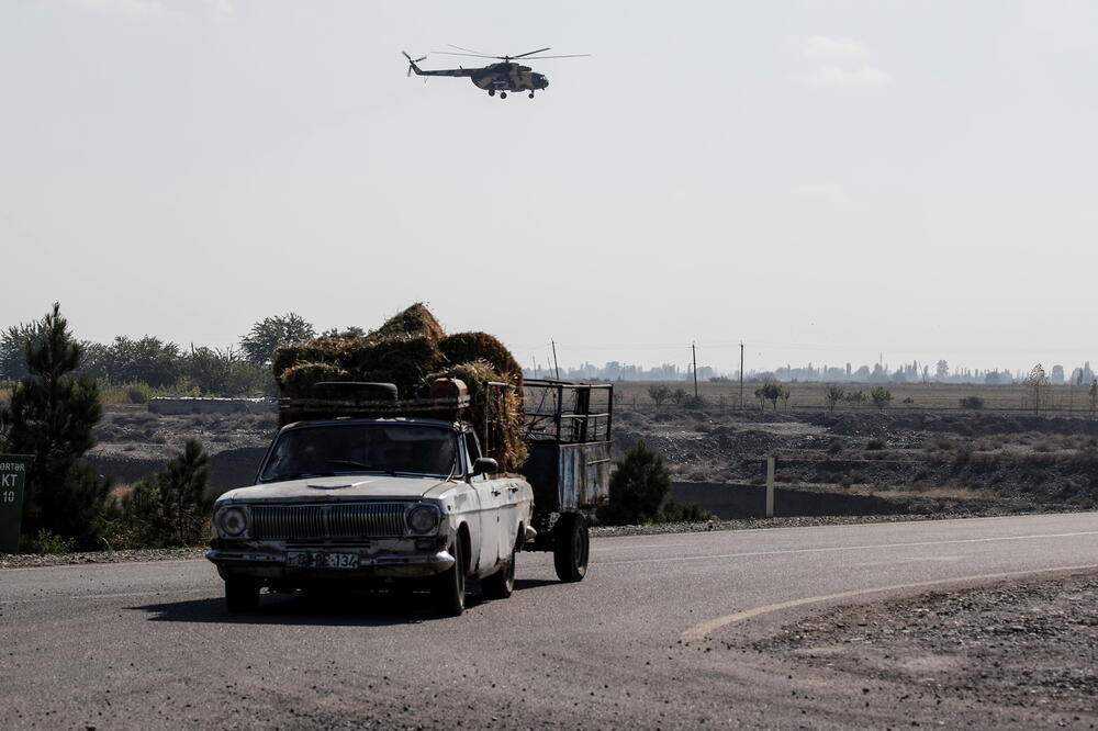 Azerbejdžanski vojni helikopter nadlijeće region u kojem se vode sukobi, Foto: Reuters