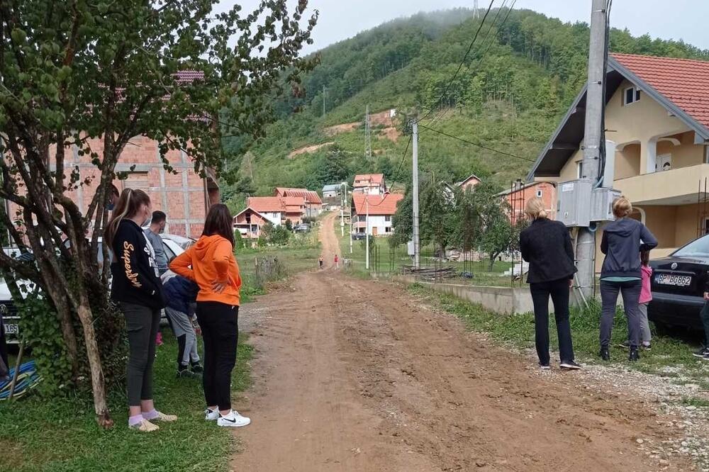 Mještani vodu dotjeruju u buradima, Foto: Jadranka Ćetković