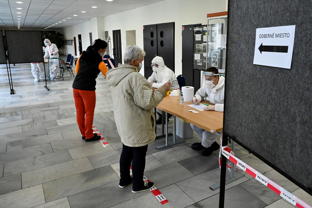 Ljudi dolaze da se testiraju na koronavirus: Detalj iz mjesta Nižna u Slovačkoj, Foto: Reuters