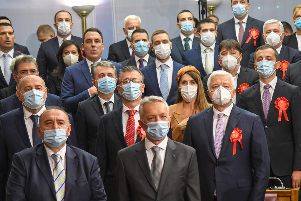Marković i dio ministara izabrani za poslanike: Sa konstitutivne sjednice parlamenta, Foto: Savo Prelević