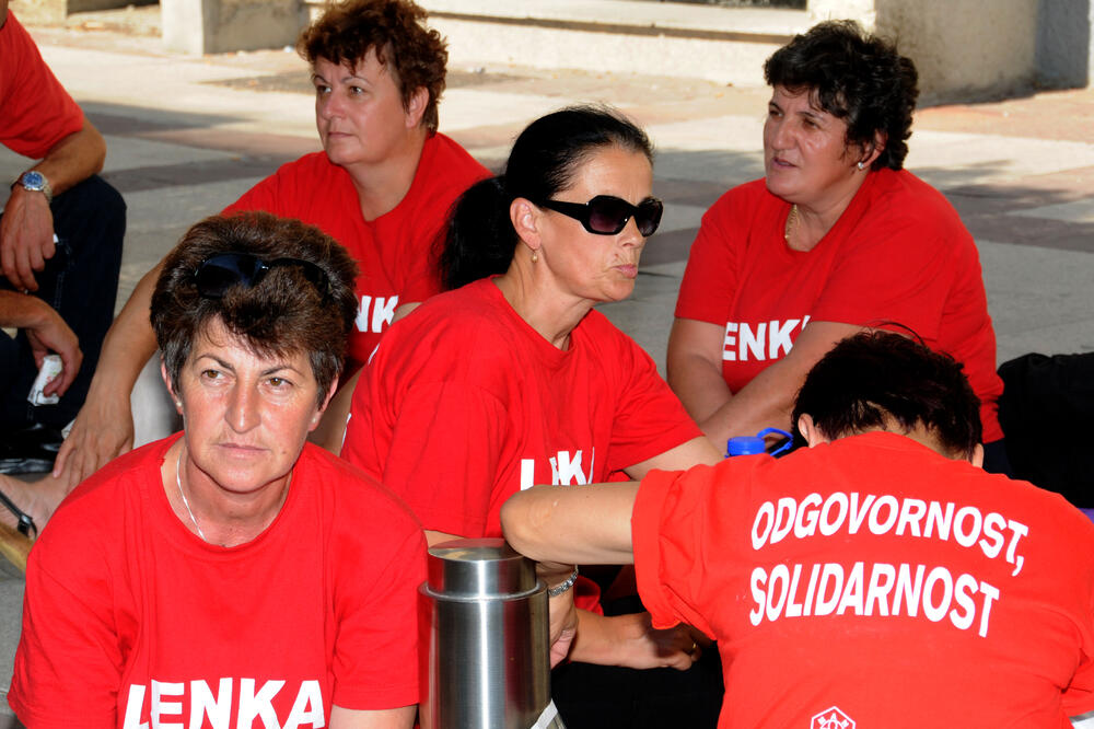 Štrajk radnica "Lenke" ispred Vlade CG, 2011., Foto: Vijesti/Boris Pejović