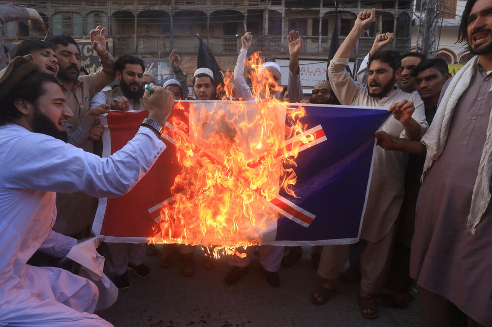 Demonstranti spaljuju francusku zastavu u Pešavaru u Pakistanu, Foto: Reuters