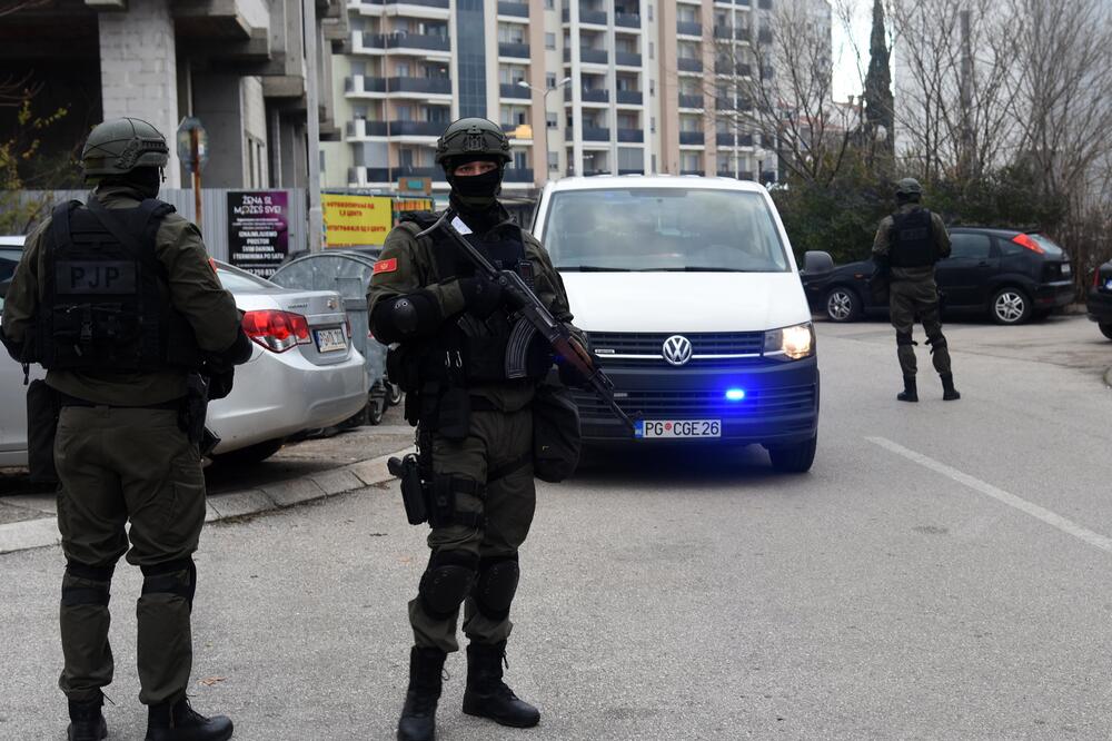 Policija ispred Osnovnog suda, Foto: Boris Pejović
