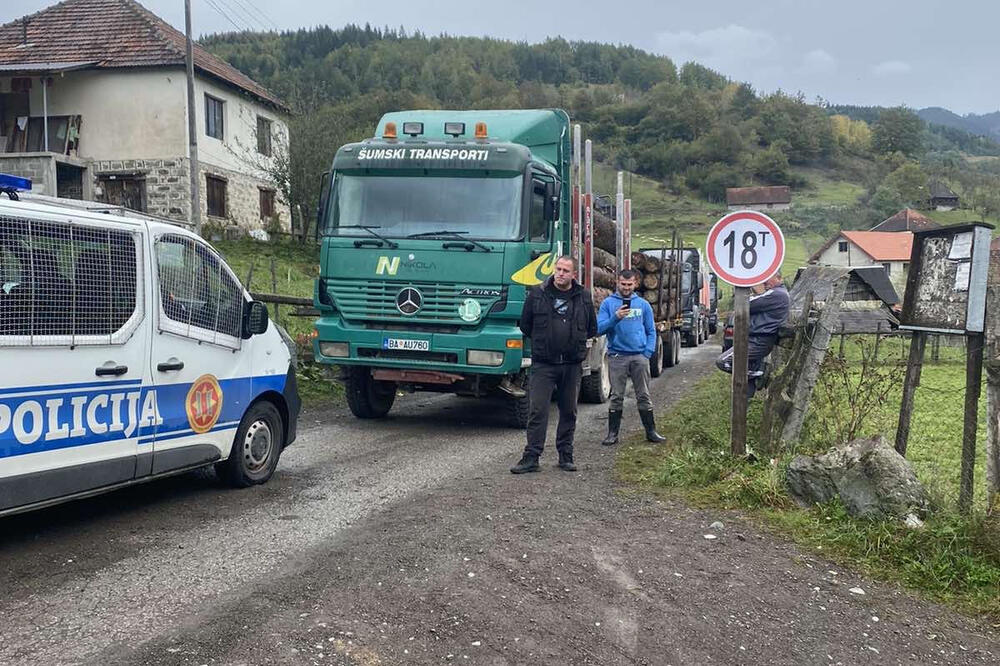 Mještani blokiraju prevoz drveta u Kaludri, Foto: Tufik Softić