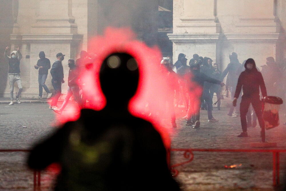 U Rimu je juče došlo do sukoba demonstranata i policije, Foto: Reuters