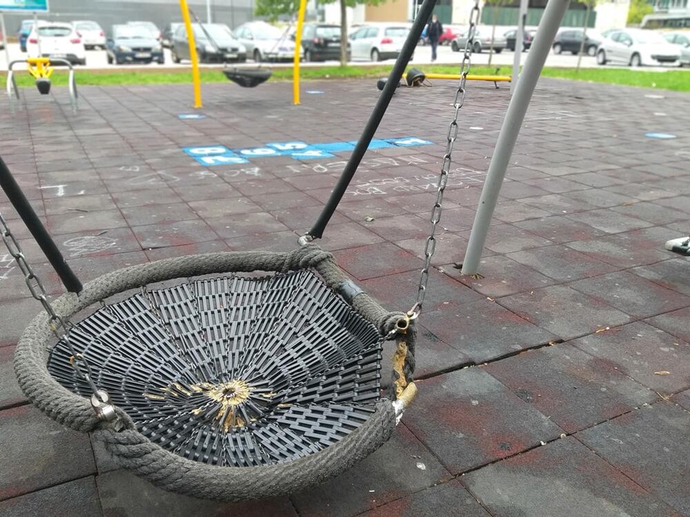 Polomljena klupa za ljuljanje