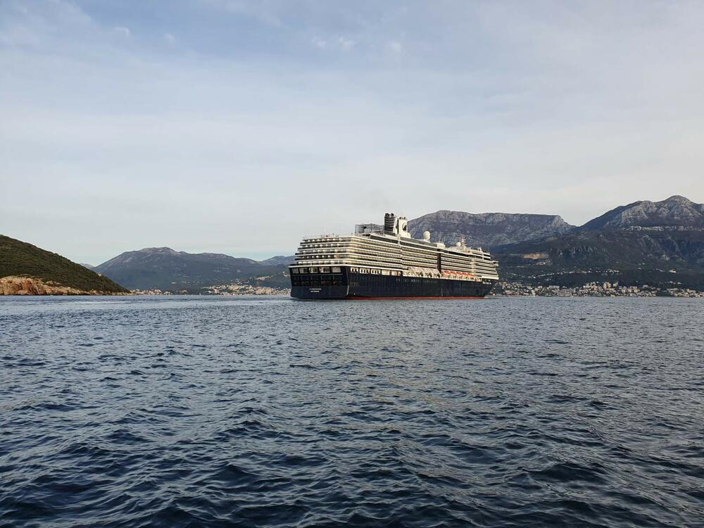 <p>Svjetska kruzing industrija je ove godine zbog pandemije koronavirusa pretrpjela ogromne štete, a naša najprometnija kruzing luka Kotor je ostala bez najvećeg dijela od za ovu godinu planiranih skoro 500 dolazaka putničkih brodova na kružnim turističkim putovanjima</p>