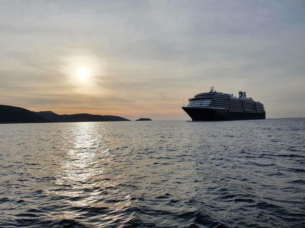 <p>Svjetska kruzing industrija je ove godine zbog pandemije koronavirusa pretrpjela ogromne štete, a naša najprometnija kruzing luka Kotor je ostala bez najvećeg dijela od za ovu godinu planiranih skoro 500 dolazaka putničkih brodova na kružnim turističkim putovanjima</p>