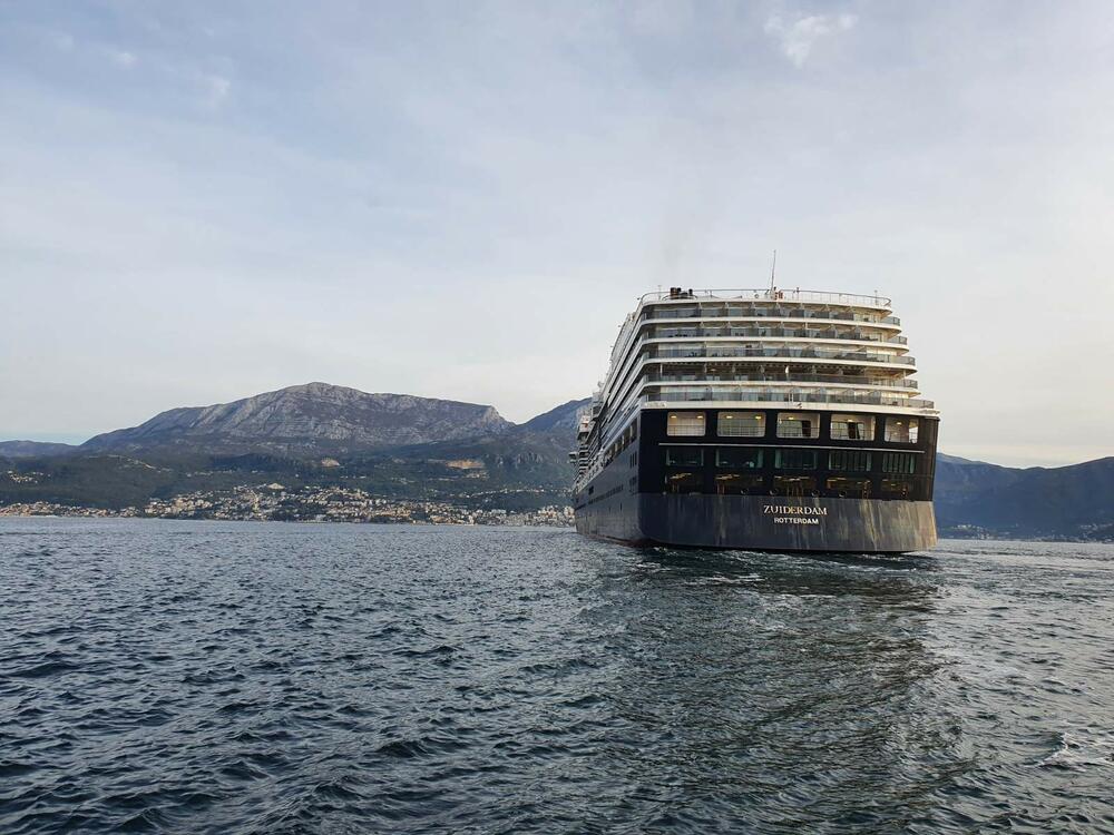 <p>Svjetska kruzing industrija je ove godine zbog pandemije koronavirusa pretrpjela ogromne štete, a naša najprometnija kruzing luka Kotor je ostala bez najvećeg dijela od za ovu godinu planiranih skoro 500 dolazaka putničkih brodova na kružnim turističkim putovanjima</p>