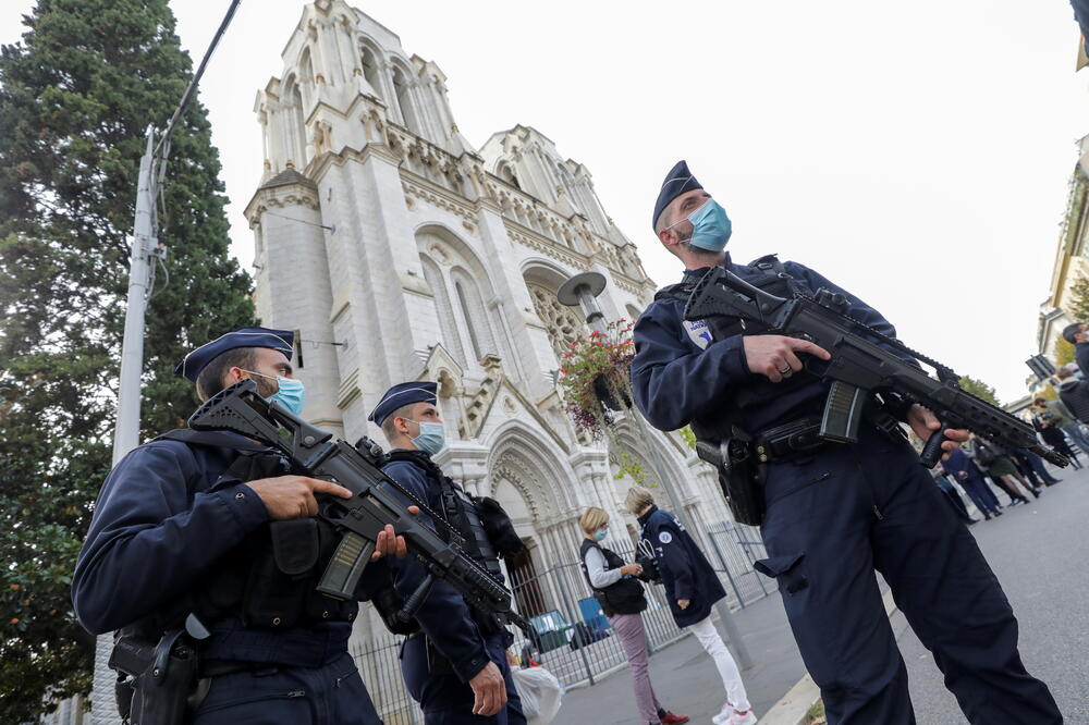 Policija ispred crkve Notr dam u Nici gdje se dogodio napad, Foto: Reuters