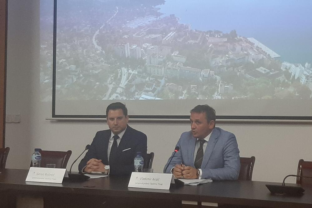 Božović i drugi potpredsjednik tivatske Opštine Vladimir Arsić na pres konferenciji, Foto: Siniša Luković