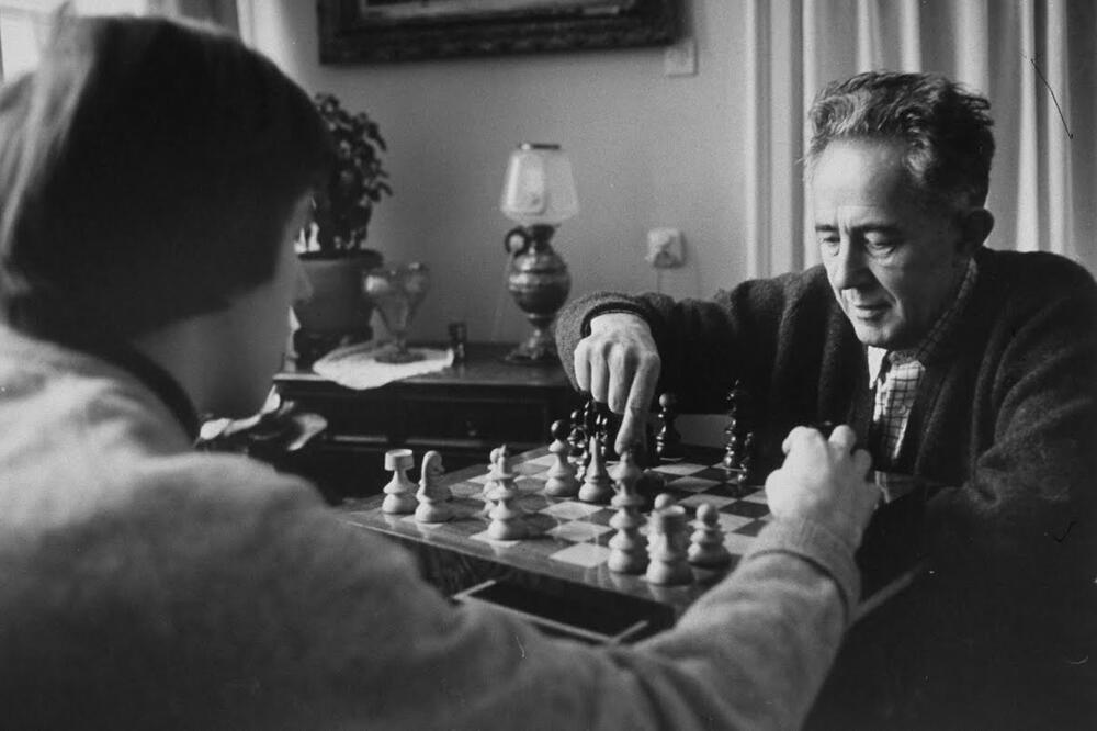 Đilas igra šah, Foto: Gac