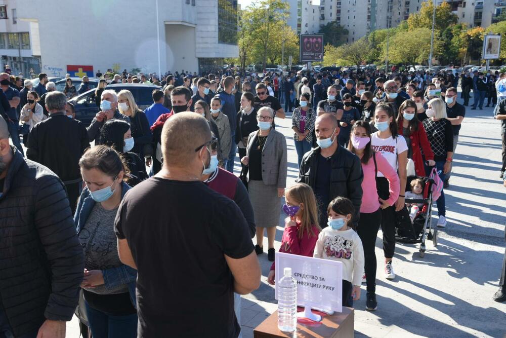 <p>Posmrtni ostaci mitropolita crnogorsko-primorskog Amfilohija preneseni su sa Cetinja u Hram Hristovog vaskrsenja u Podgorici, gdje će sjutra biti sahranjen.<br /> <br /> Veliki broj vjernika okupio se ispred Hrama, gdje su dočekali prenos Amfilohijevih posmrtnih ostataka sa Cetinja.<br /> <br /> Amfilohije će biti sahranjen sjutra u kripti Sabornog hrama, a liturgiju povodom njegove smrti služiće patrijarh srpski Irinej.</p>  <p>Amfilohije je preminuo u petak, 30. oktobra 2020. godine. </p>  <p>Amfilohije će, po sopstvenoj želji, biti sahranjen u kripti Sabornog hrama u Podgorici u nedjelju 1. novembra.</p>