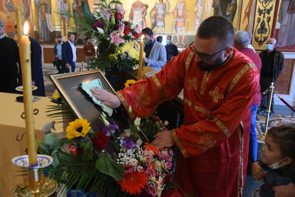 <p>Posmrtni ostaci mitropolita crnogorsko-primorskog Amfilohija preneseni su sa Cetinja u Hram Hristovog vaskrsenja u Podgorici, gdje će sjutra biti sahranjen.<br /> <br /> Veliki broj vjernika okupio se ispred Hrama, gdje su dočekali prenos Amfilohijevih posmrtnih ostataka sa Cetinja.<br /> <br /> Amfilohije će biti sahranjen sjutra u kripti Sabornog hrama, a liturgiju povodom njegove smrti služiće patrijarh srpski Irinej.</p>  <p>Amfilohije je preminuo u petak, 30. oktobra 2020. godine. </p>  <p>Amfilohije će, po sopstvenoj želji, biti sahranjen u kripti Sabornog hrama u Podgorici u nedjelju 1. novembra.</p>