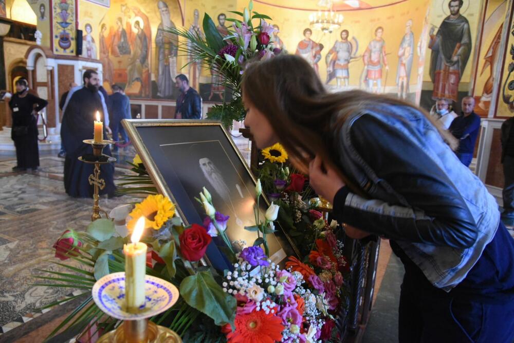 <p>Posmrtni ostaci mitropolita crnogorsko-primorskog Amfilohija preneseni su sa Cetinja u Hram Hristovog vaskrsenja u Podgorici, gdje će sjutra biti sahranjen.<br /> <br /> Veliki broj vjernika okupio se ispred Hrama, gdje su dočekali prenos Amfilohijevih posmrtnih ostataka sa Cetinja.<br /> <br /> Amfilohije će biti sahranjen sjutra u kripti Sabornog hrama, a liturgiju povodom njegove smrti služiće patrijarh srpski Irinej.</p>  <p>Amfilohije je preminuo u petak, 30. oktobra 2020. godine. </p>  <p>Amfilohije će, po sopstvenoj želji, biti sahranjen u kripti Sabornog hrama u Podgorici u nedjelju 1. novembra.</p>