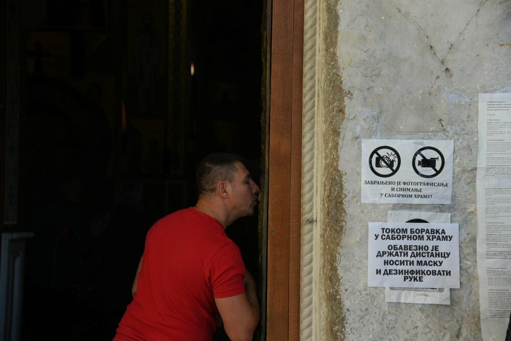 <p>Posmrtni ostaci mitropolita crnogorsko-primorskog Amfilohija preneseni su sa Cetinja u Hram Hristovog vaskrsenja u Podgorici, gdje će sjutra biti sahranjen.<br /> <br /> Veliki broj vjernika okupio se ispred Hrama, gdje su dočekali prenos Amfilohijevih posmrtnih ostataka sa Cetinja.<br /> <br /> Amfilohije će biti sahranjen sjutra u kripti Sabornog hrama, a liturgiju povodom njegove smrti služiće patrijarh srpski Irinej.</p>  <p>Amfilohije je preminuo u petak, 30. oktobra 2020. godine. </p>  <p>Amfilohije će, po sopstvenoj želji, biti sahranjen u kripti Sabornog hrama u Podgorici u nedjelju 1. novembra.</p>