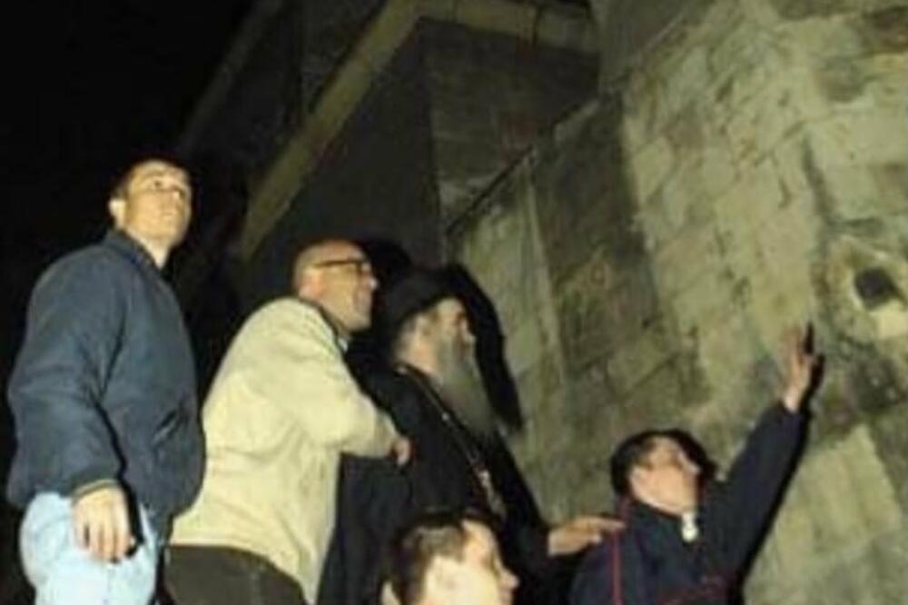 Amfilohije brani Barjakli džamiju u Beogradu 2004. godine, Foto: Twitter