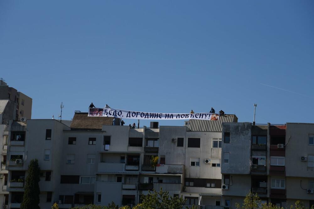 <p>Posmrtni ostaci mitropolita crnogorsko-primorskog Amfilohija preneseni su sa Cetinja u Hram Hristovog vaskrsenja u Podgorici, gdje će sjutra biti sahranjen.<br /> <br /> Veliki broj vjernika okupio se ispred Hrama, gdje su dočekali prenos Amfilohijevih posmrtnih ostataka sa Cetinja.<br /> <br /> Amfilohije će biti sahranjen sjutra u kripti Sabornog hrama, a liturgiju povodom njegove smrti služiće patrijarh srpski Irinej.</p>  <p>Amfilohije je preminuo u petak, 30. oktobra 2020. godine. </p>  <p>Amfilohije će, po sopstvenoj želji, biti sahranjen u kripti Sabornog hrama u Podgorici u nedjelju 1. novembra.</p>