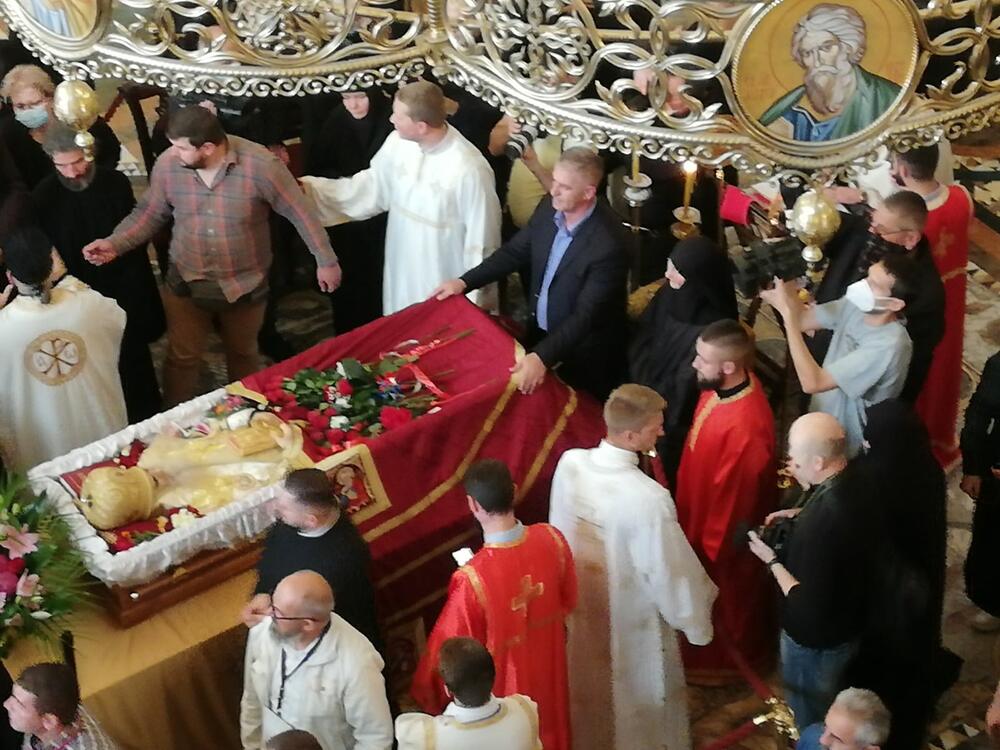 <p>Posmrtni ostaci mitropolita crnogorsko-primorskog Amfilohija preneseni su sa Cetinja u Hram Hristovog vaskrsenja u Podgorici, gdje će sjutra biti sahranjen.<br /> <br /> Veliki broj vjernika okupio se ispred Hrama, gdje su dočekali prenos Amfilohijevih posmrtnih ostataka sa Cetinja.<br /> <br /> Amfilohije će biti sahranjen sjutra u kripti Sabornog hrama, a liturgiju povodom njegove smrti služiće patrijarh srpski Irinej.</p>  <p>Amfilohije je preminuo u petak, 30. oktobra 2020. godine. </p>  <p>Amfilohije će, po sopstvenoj želji, biti sahranjen u kripti Sabornog hrama u Podgorici u nedjelju 1. novembra.</p>