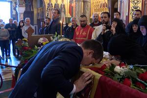 Bečić položio vijenac na odar mitropolita Amfilohija