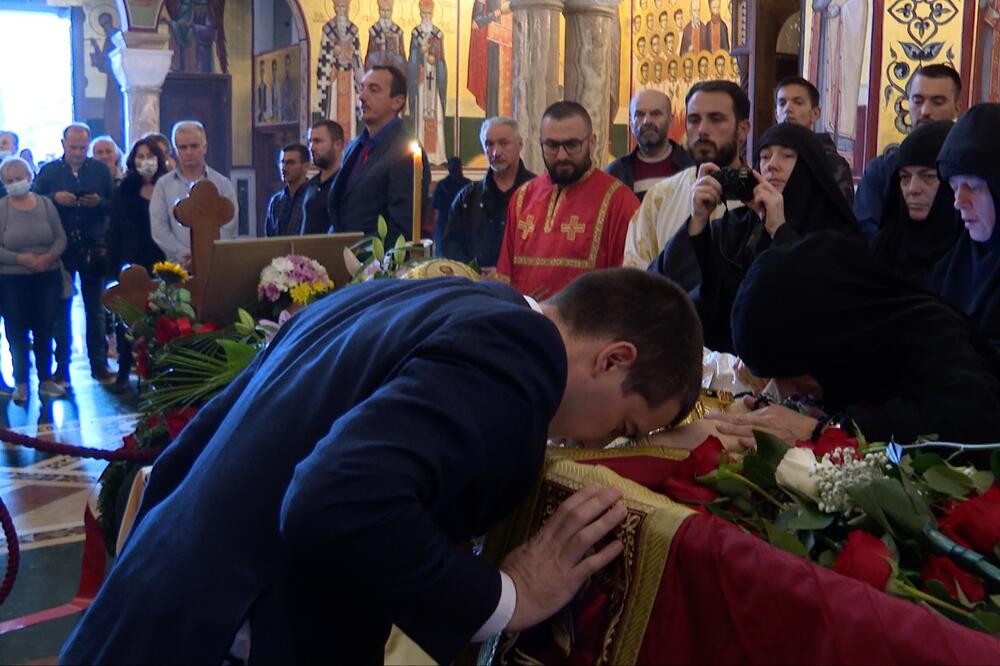 Bečić položio vijenac na odar mitropolita Amfilohija, Foto: Skupština Crne Gore