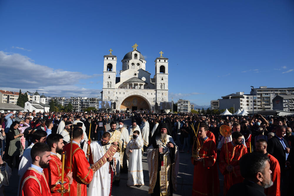 <p>Porodice sa djecom, stari i mladi došli su da odaju posljednju počast mitropolitu Amfilohiju koji je preminuo u petak, u 83. godini, u Kliničkom centru Crne Gore, usljed komplikacija izazvanih koronavirusom</p>