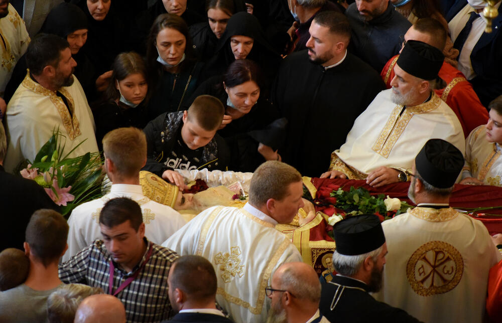 <p>Porodice sa djecom, stari i mladi došli su da odaju posljednju počast mitropolitu Amfilohiju koji je preminuo u petak, u 83. godini, u Kliničkom centru Crne Gore, usljed komplikacija izazvanih koronavirusom</p>