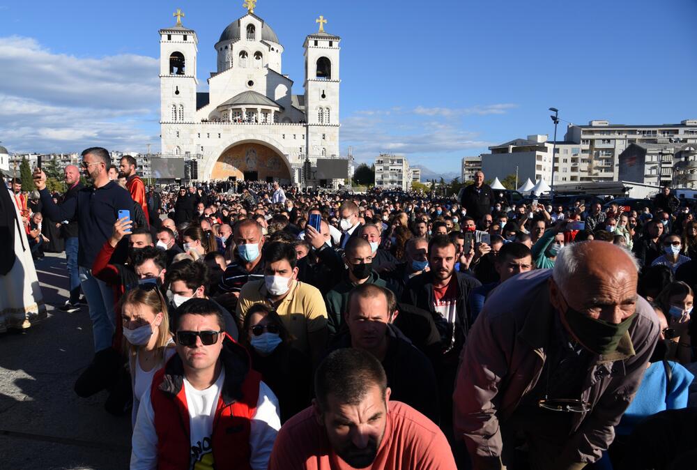 <p>Porodice sa djecom, stari i mladi došli su da odaju posljednju počast mitropolitu Amfilohiju koji je preminuo u petak, u 83. godini, u Kliničkom centru Crne Gore, usljed komplikacija izazvanih koronavirusom</p>