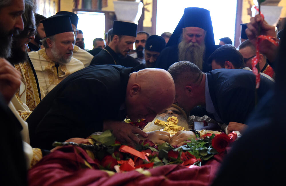 <p>Porodice sa djecom, stari i mladi došli su da odaju posljednju počast mitropolitu Amfilohiju koji je preminuo u petak, u 83. godini, u Kliničkom centru Crne Gore, usljed komplikacija izazvanih koronavirusom</p>