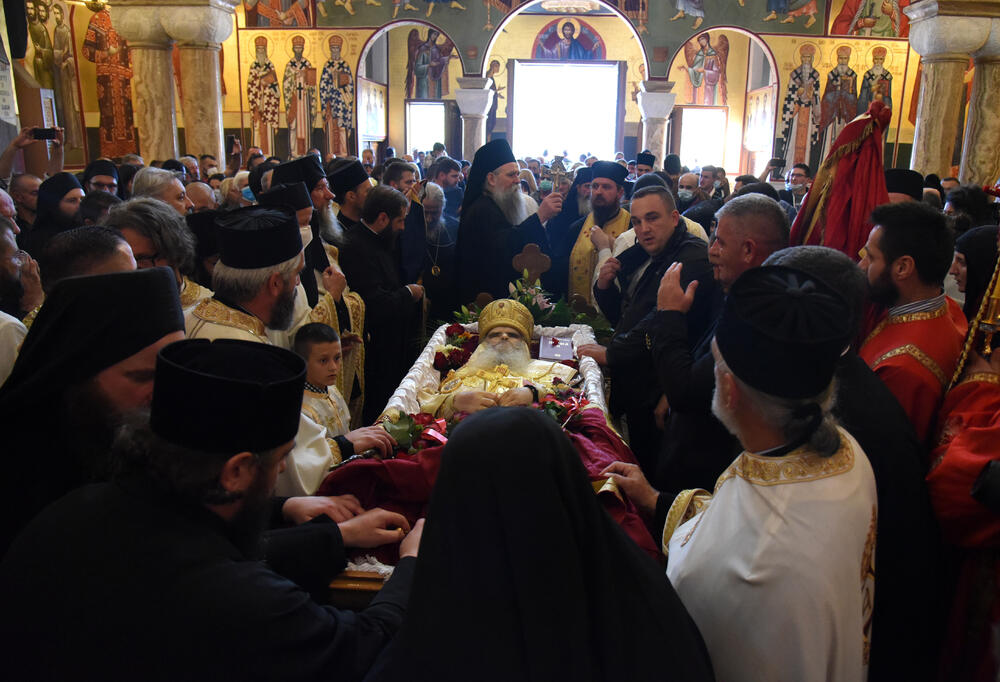 <p>Porodice sa djecom, stari i mladi došli su da odaju posljednju počast mitropolitu Amfilohiju koji je preminuo u petak, u 83. godini, u Kliničkom centru Crne Gore, usljed komplikacija izazvanih koronavirusom</p>