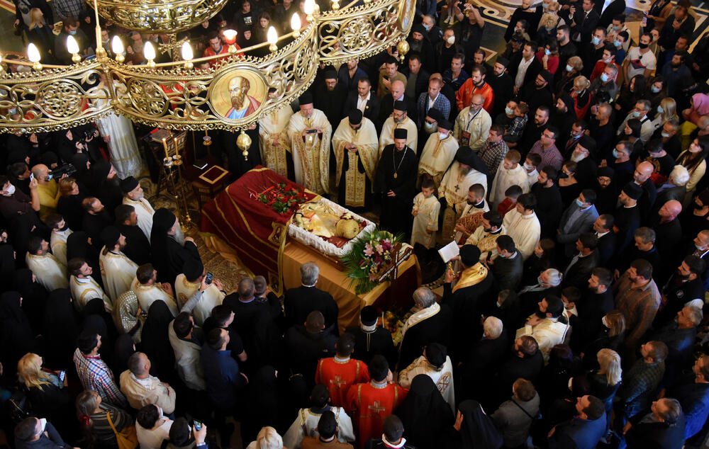 <p>Porodice sa djecom, stari i mladi došli su da odaju posljednju počast mitropolitu Amfilohiju koji je preminuo u petak, u 83. godini, u Kliničkom centru Crne Gore, usljed komplikacija izazvanih koronavirusom</p>